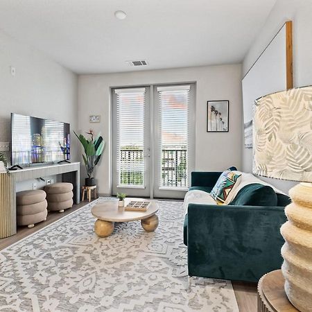 Appartamento Tropical Field 1 Bed In Downtown With Free Parking St. Petersburg Esterno foto