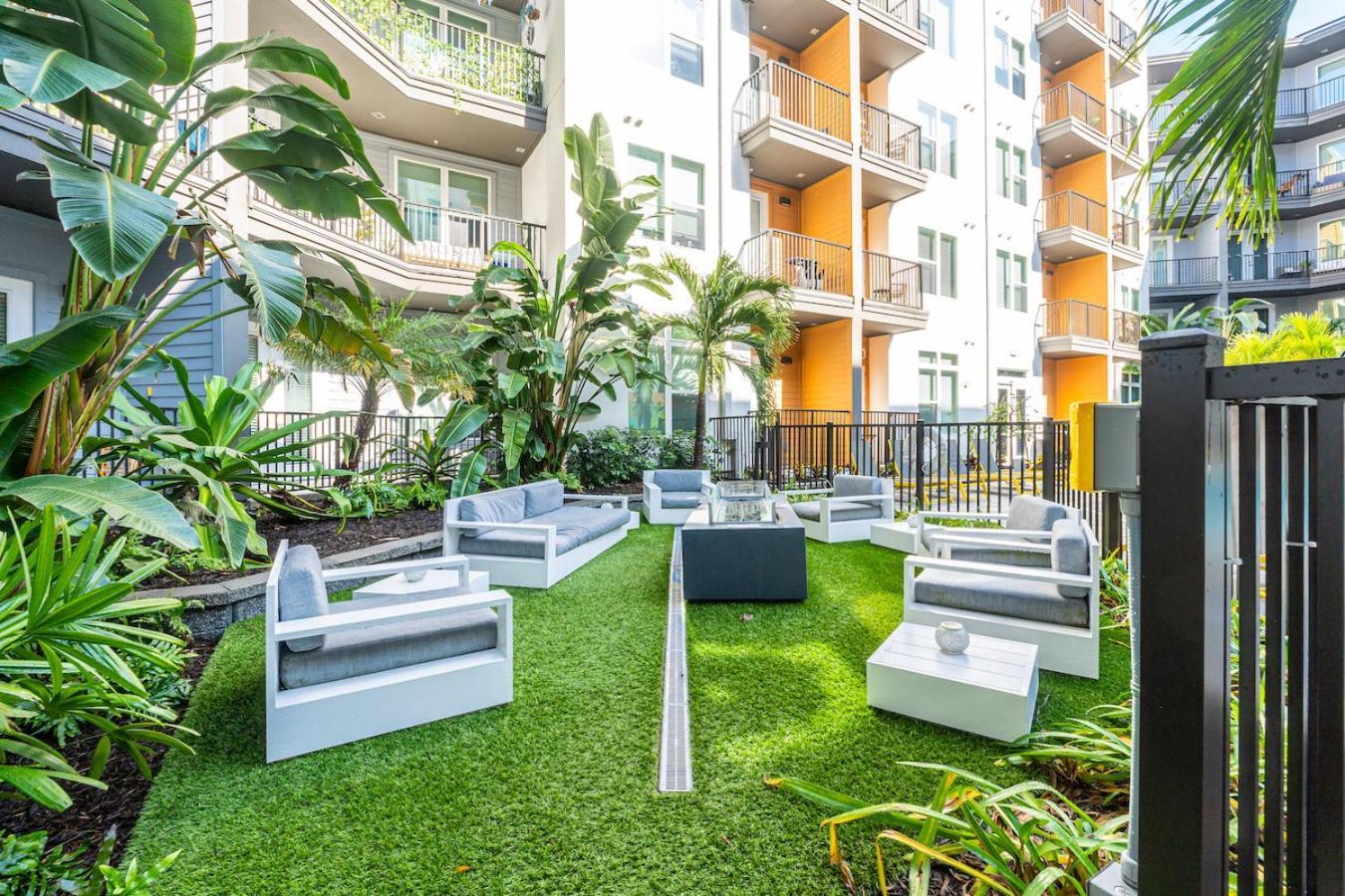 Appartamento Tropical Field 1 Bed In Downtown With Free Parking St. Petersburg Esterno foto