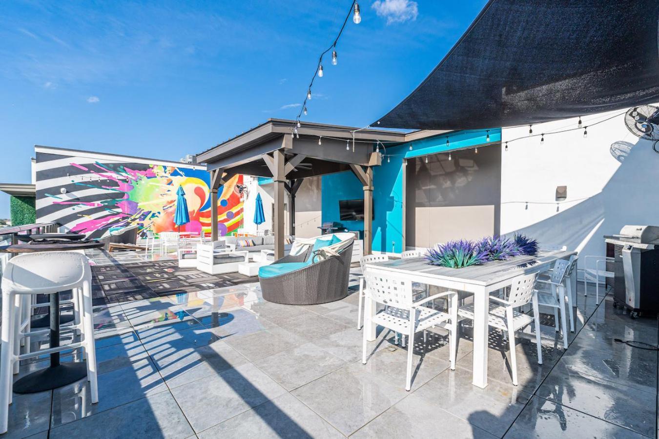 Appartamento Tropical Field 1 Bed In Downtown With Free Parking St. Petersburg Esterno foto