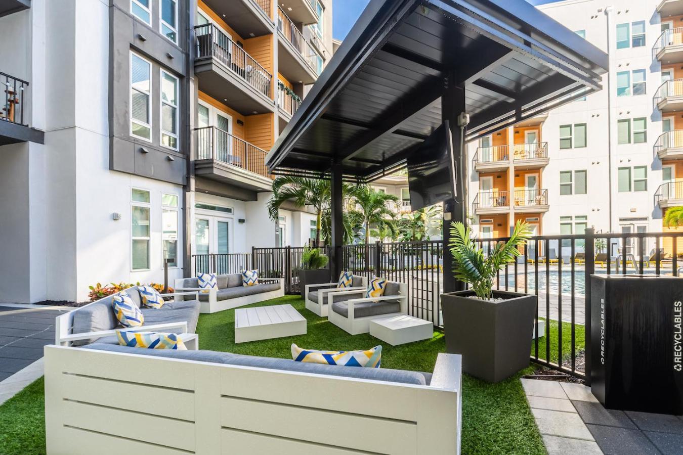 Appartamento Tropical Field 1 Bed In Downtown With Free Parking St. Petersburg Esterno foto