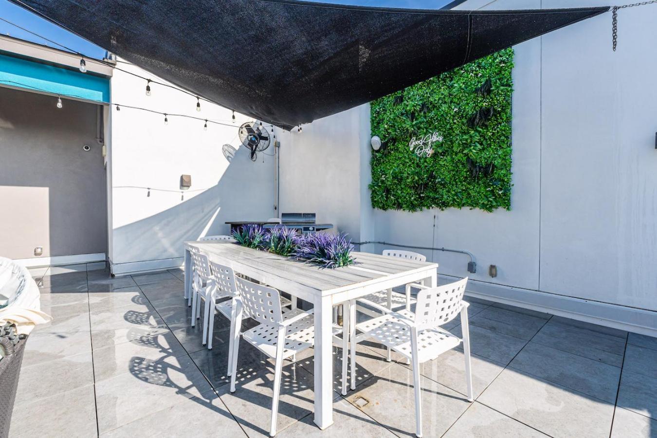 Appartamento Tropical Field 1 Bed In Downtown With Free Parking St. Petersburg Esterno foto