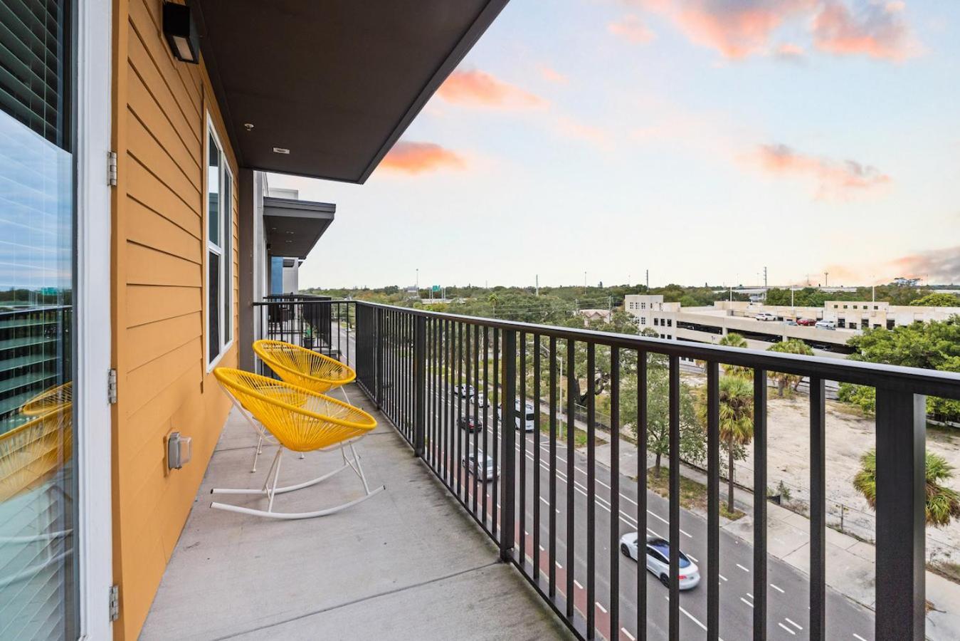Appartamento Tropical Field 1 Bed In Downtown With Free Parking St. Petersburg Esterno foto