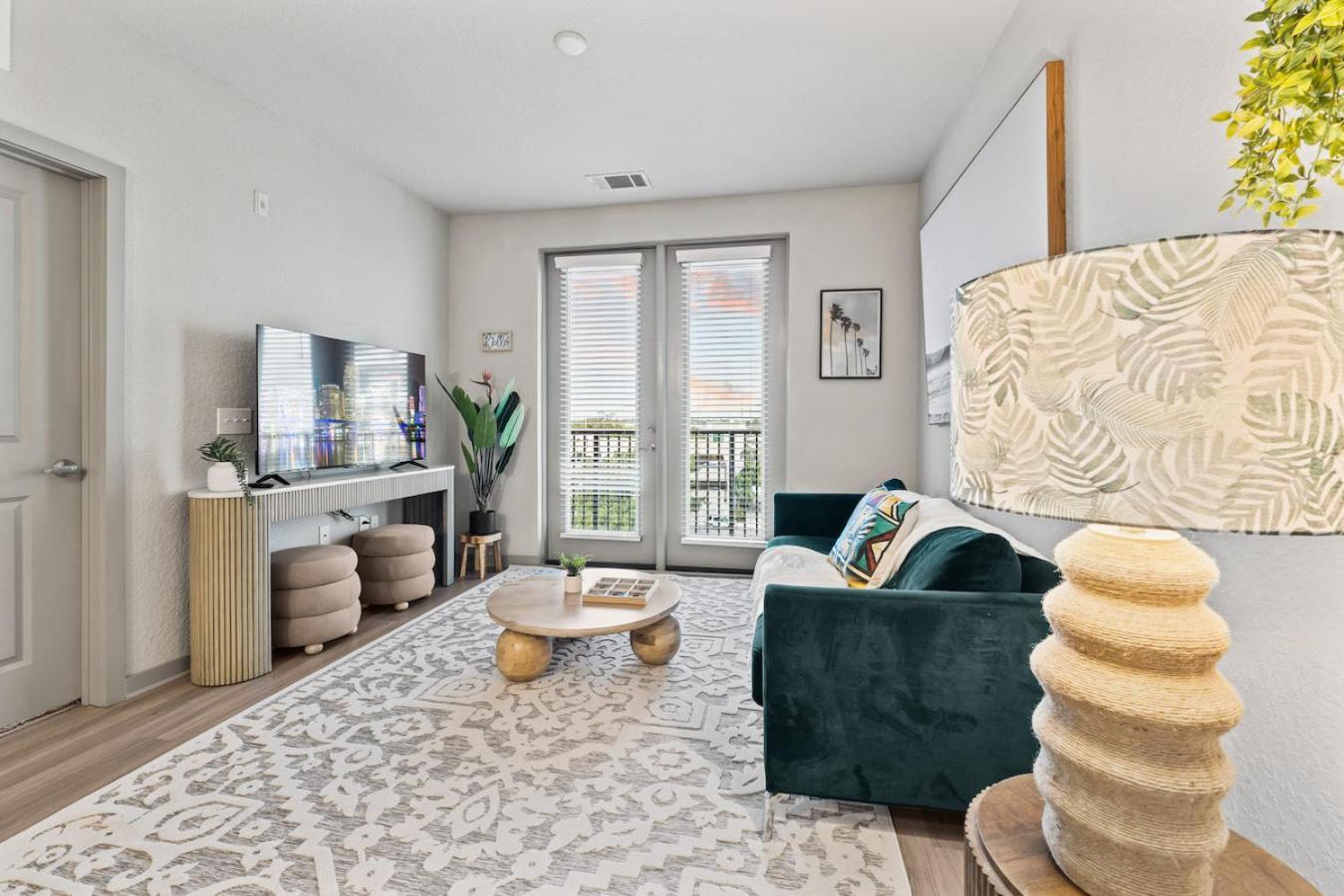 Appartamento Tropical Field 1 Bed In Downtown With Free Parking St. Petersburg Esterno foto