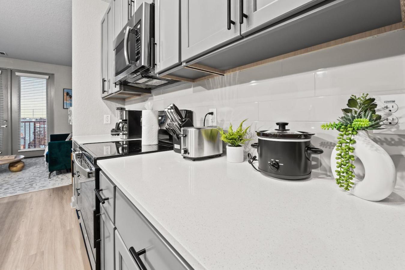 Appartamento Tropical Field 1 Bed In Downtown With Free Parking St. Petersburg Esterno foto
