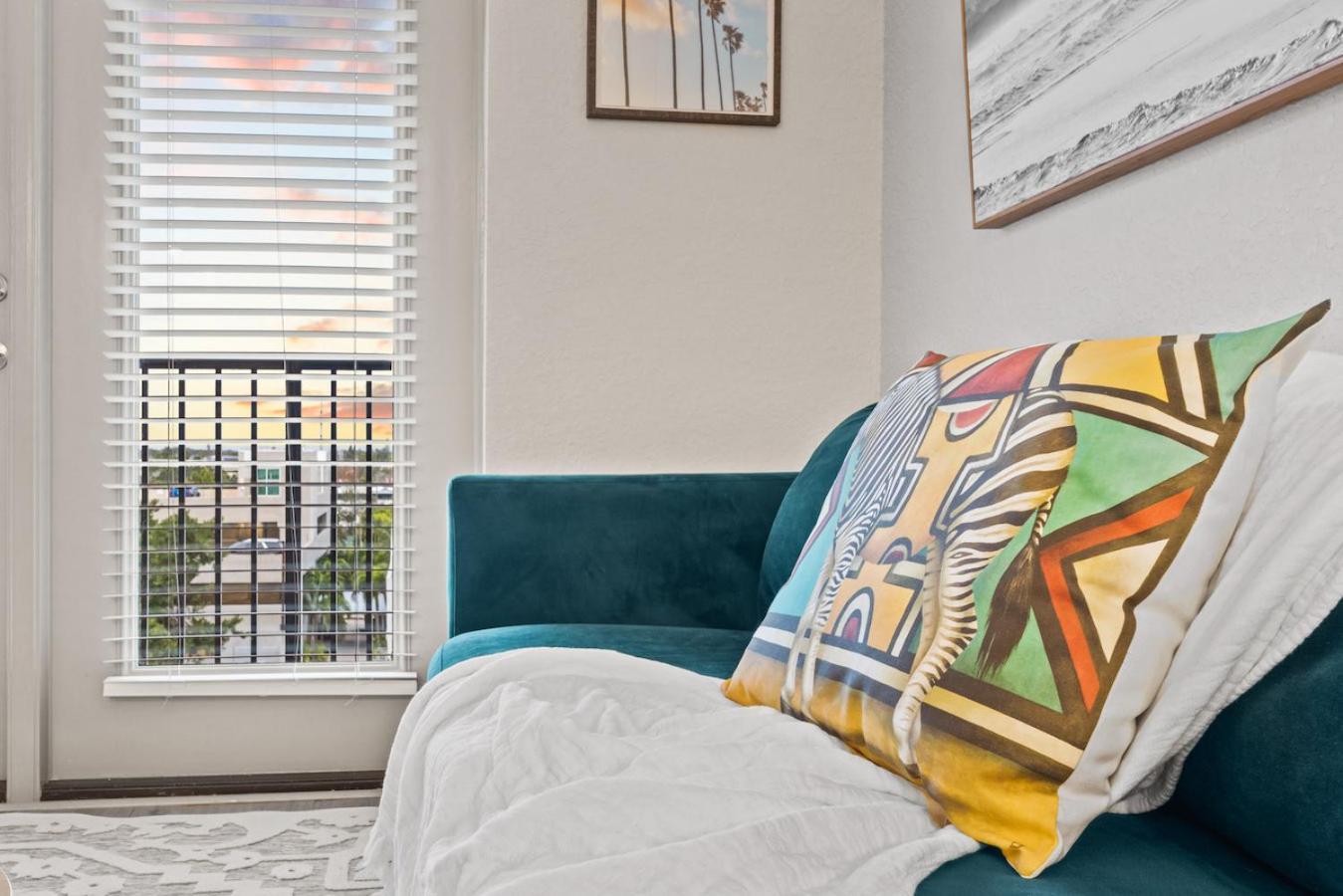 Appartamento Tropical Field 1 Bed In Downtown With Free Parking St. Petersburg Esterno foto
