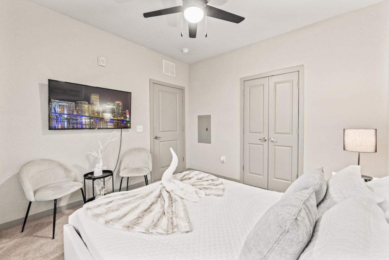 Appartamento Tropical Field 1 Bed In Downtown With Free Parking St. Petersburg Esterno foto