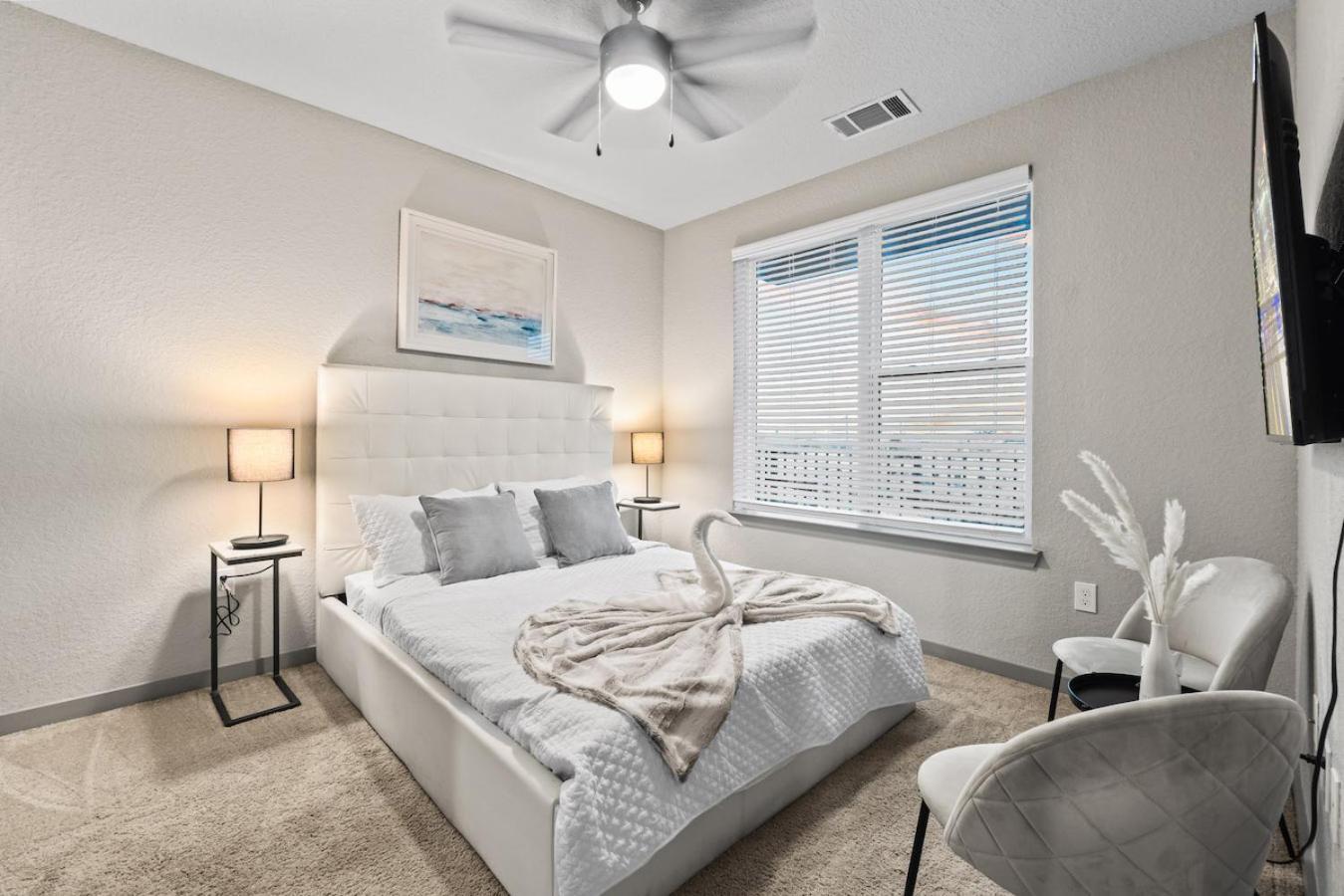 Appartamento Tropical Field 1 Bed In Downtown With Free Parking St. Petersburg Esterno foto