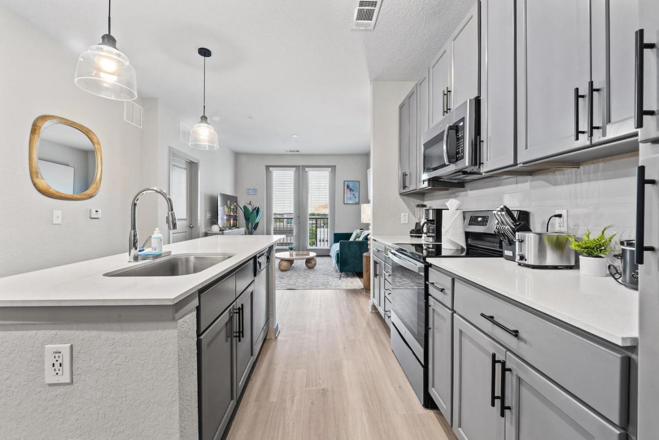 Appartamento Tropical Field 1 Bed In Downtown With Free Parking St. Petersburg Esterno foto