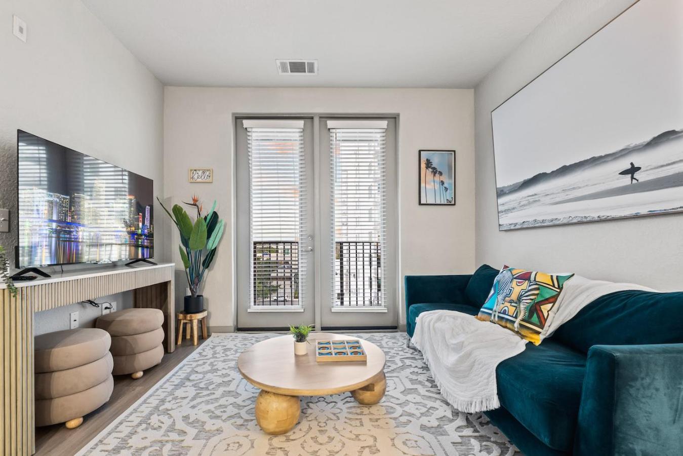 Appartamento Tropical Field 1 Bed In Downtown With Free Parking St. Petersburg Esterno foto