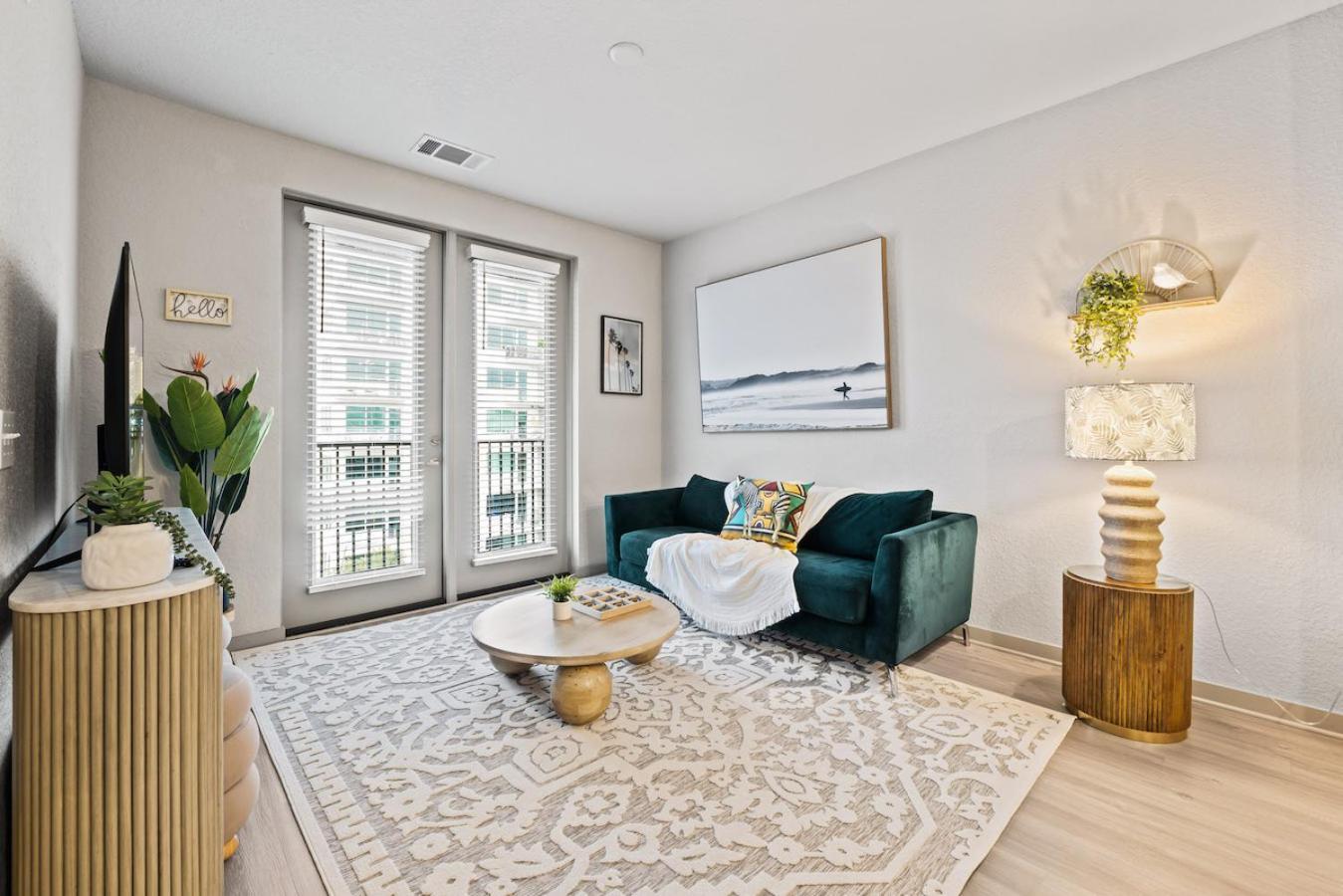 Appartamento Tropical Field 1 Bed In Downtown With Free Parking St. Petersburg Esterno foto