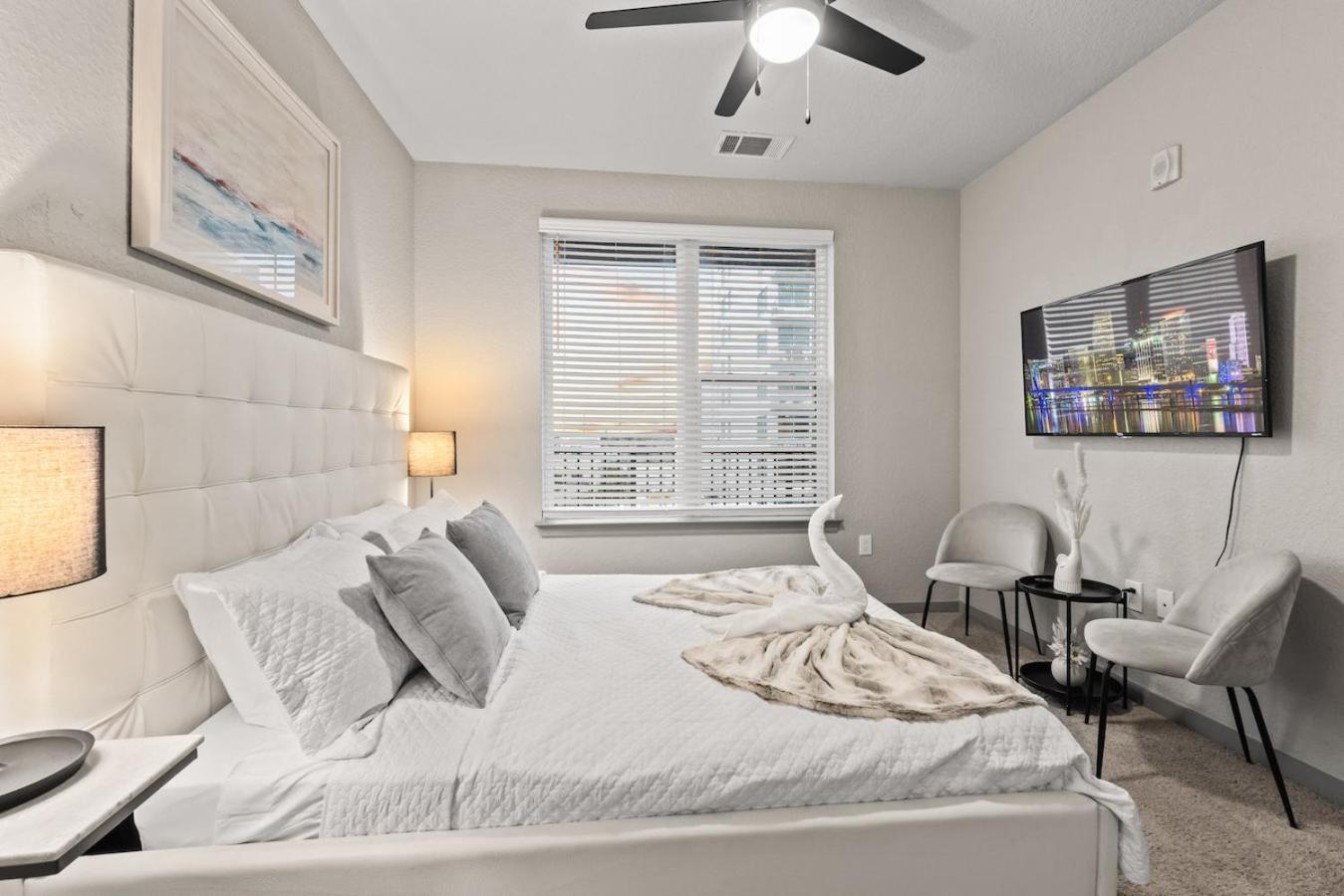 Appartamento Tropical Field 1 Bed In Downtown With Free Parking St. Petersburg Esterno foto