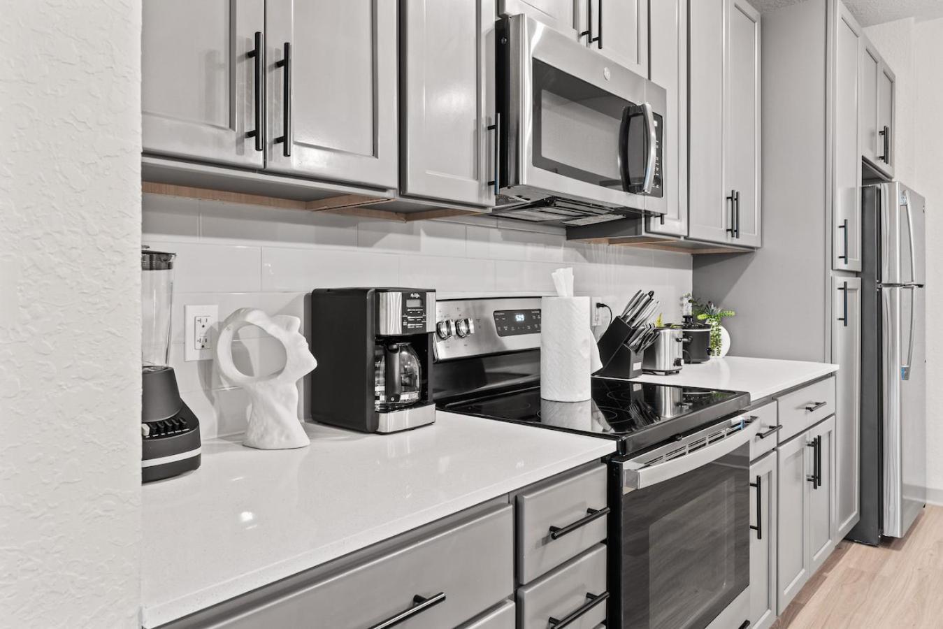 Appartamento Tropical Field 1 Bed In Downtown With Free Parking St. Petersburg Esterno foto