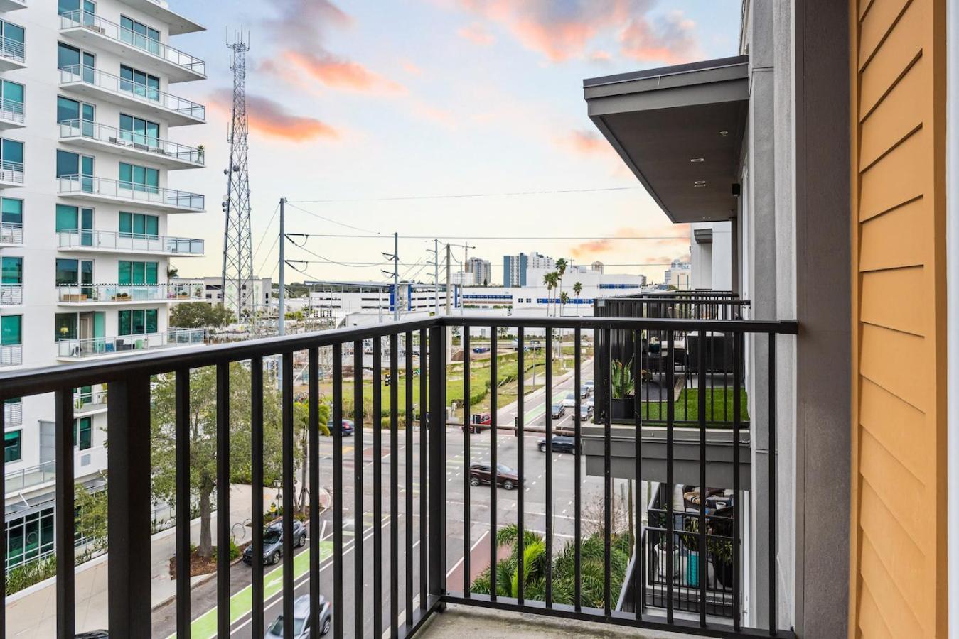 Appartamento Tropical Field 1 Bed In Downtown With Free Parking St. Petersburg Esterno foto