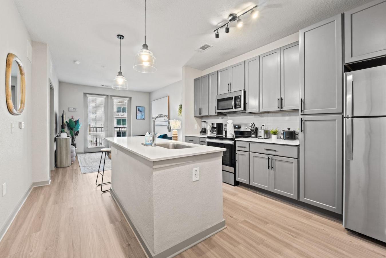 Appartamento Tropical Field 1 Bed In Downtown With Free Parking St. Petersburg Esterno foto